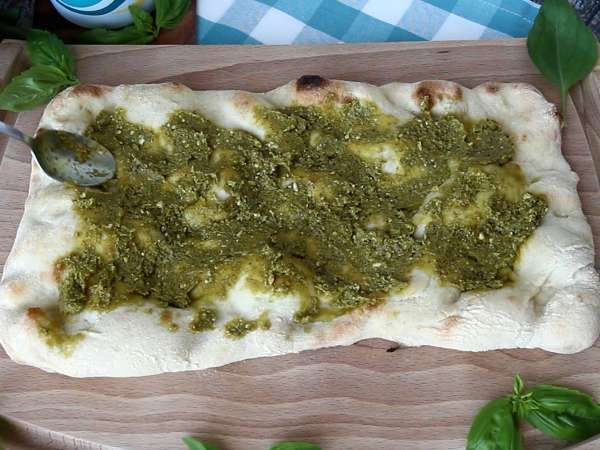 Pinsa με πέστο και mortadella, έτοιμη σε 10 λεπτά! - Προετοιμασία βήμα 2