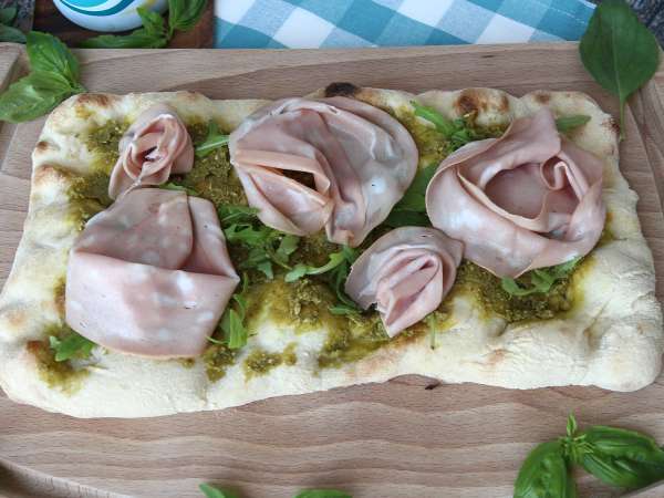 Pinsa με πέστο και mortadella, έτοιμη σε 10 λεπτά! - Προετοιμασία βήμα 4