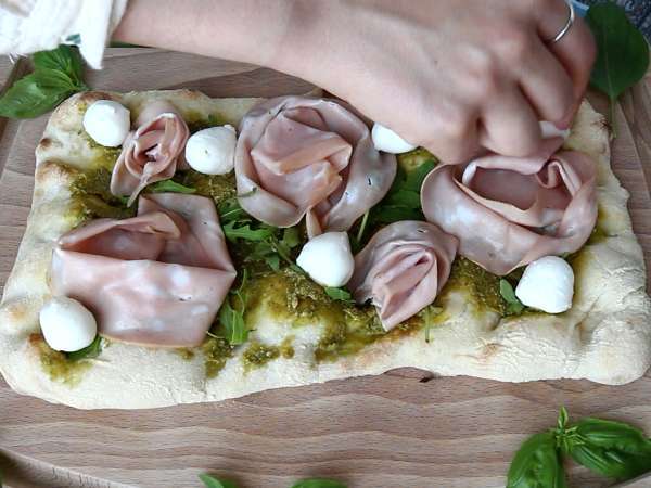 Pinsa με πέστο και mortadella, έτοιμη σε 10 λεπτά! - Προετοιμασία βήμα 5