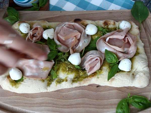 Pinsa με πέστο και mortadella, έτοιμη σε 10 λεπτά! - Προετοιμασία βήμα 6