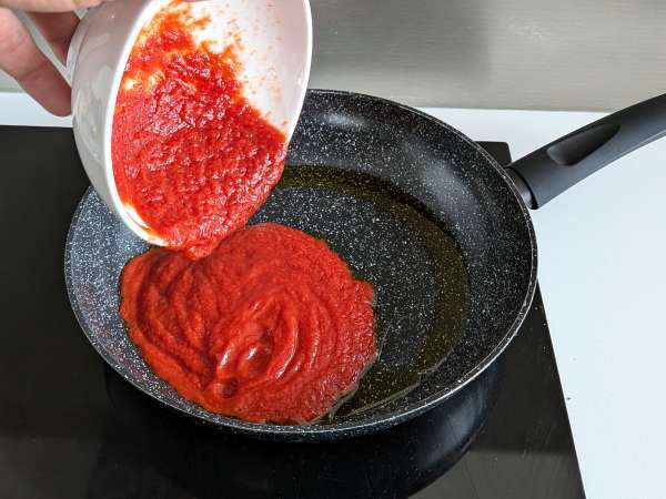 Ζυμαρικά με stracciatella και κρεμώδη ντομάτα: το πρώτο πιάτο έτοιμο σε 10 λεπτά - Προετοιμασία βήμα 1