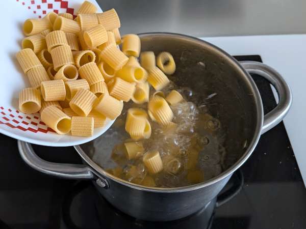 Ζυμαρικά με stracciatella και κρεμώδη ντομάτα: το πρώτο πιάτο έτοιμο σε 10 λεπτά - Προετοιμασία βήμα 3