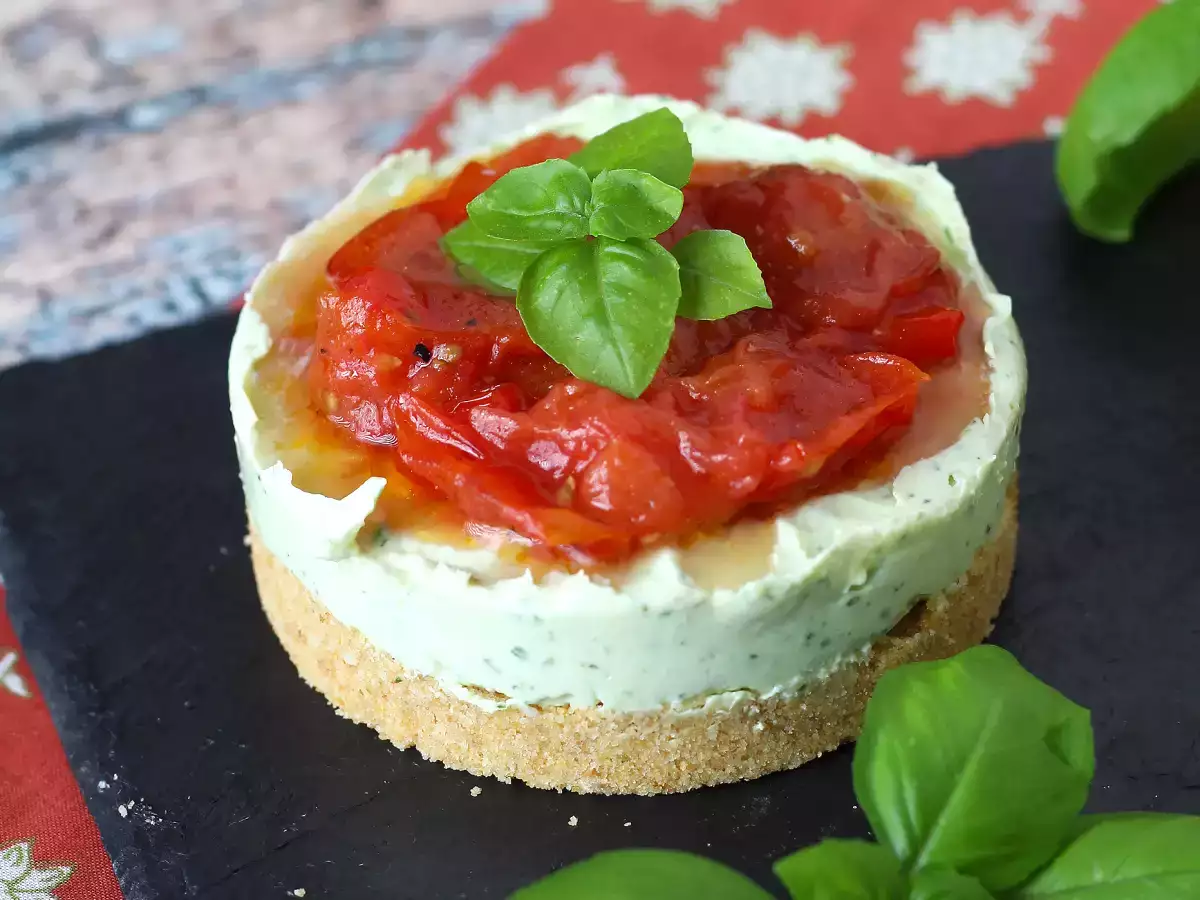 Αλμυρό cheesecake μιας μερίδας με βασιλικό και ντοματίνια: νόστιμη ιδέα για μπουφέ και απεριτίφ - φωτογραφία 2