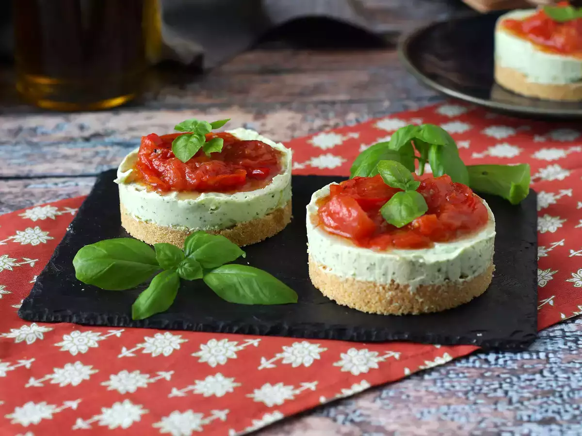 Αλμυρό cheesecake μιας μερίδας με βασιλικό και ντοματίνια: νόστιμη ιδέα για μπουφέ και απεριτίφ - φωτογραφία 3