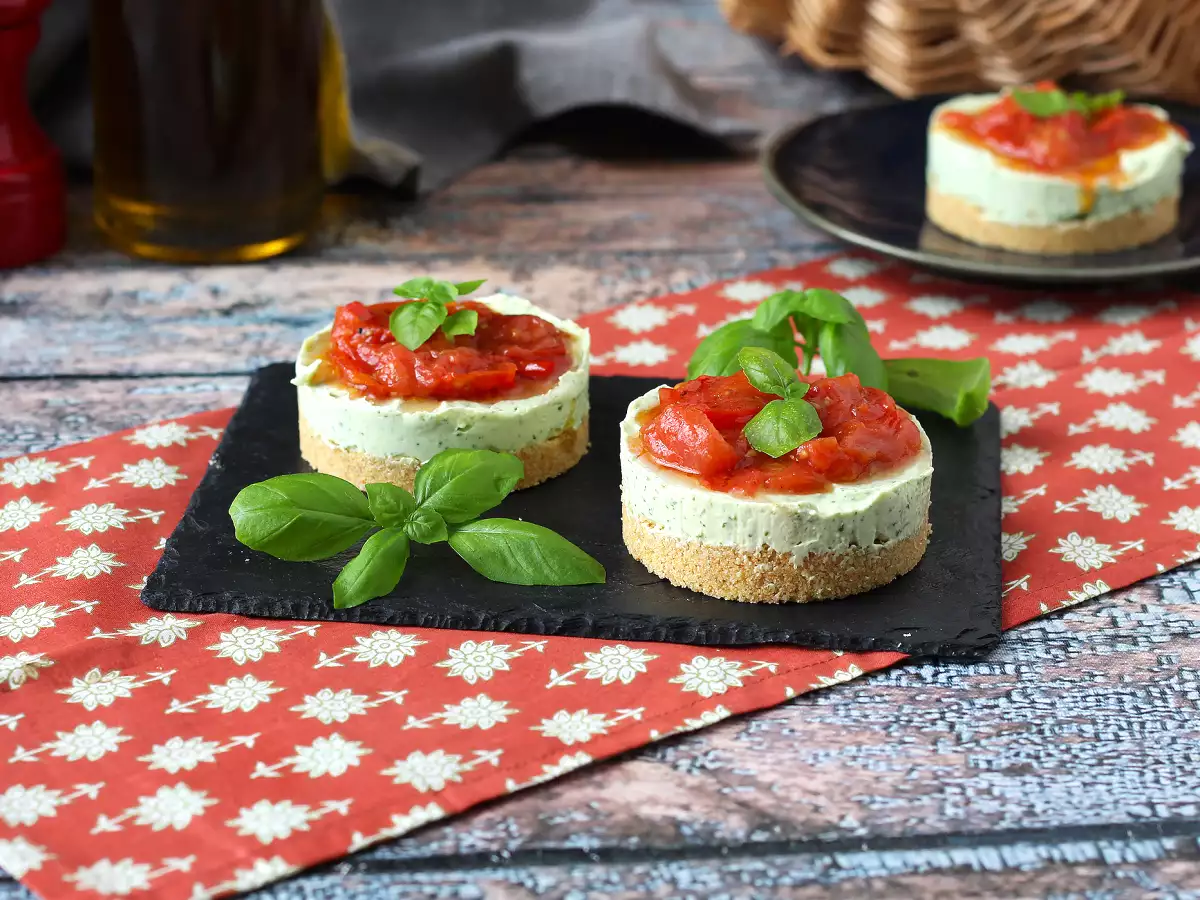 Αλμυρό cheesecake μιας μερίδας με βασιλικό και ντοματίνια: νόστιμη ιδέα για μπουφέ και απεριτίφ - φωτογραφία 4