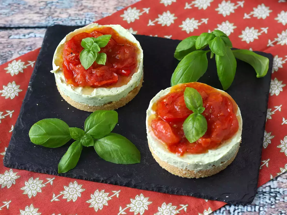 Αλμυρό cheesecake μιας μερίδας με βασιλικό και ντοματίνια: νόστιμη ιδέα για μπουφέ και απεριτίφ - φωτογραφία 6