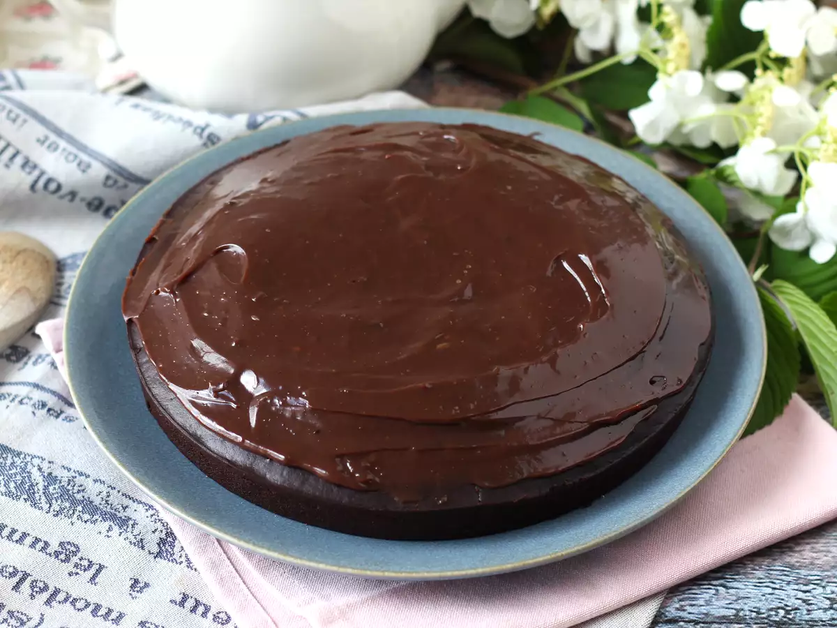 Αφράτο κέικ Nega Maluca με γλάσο brigadeiro - φωτογραφία 3
