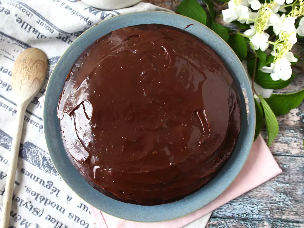 Αφράτο κέικ Nega Maluca με γλάσο brigadeiro - φωτογραφία 4