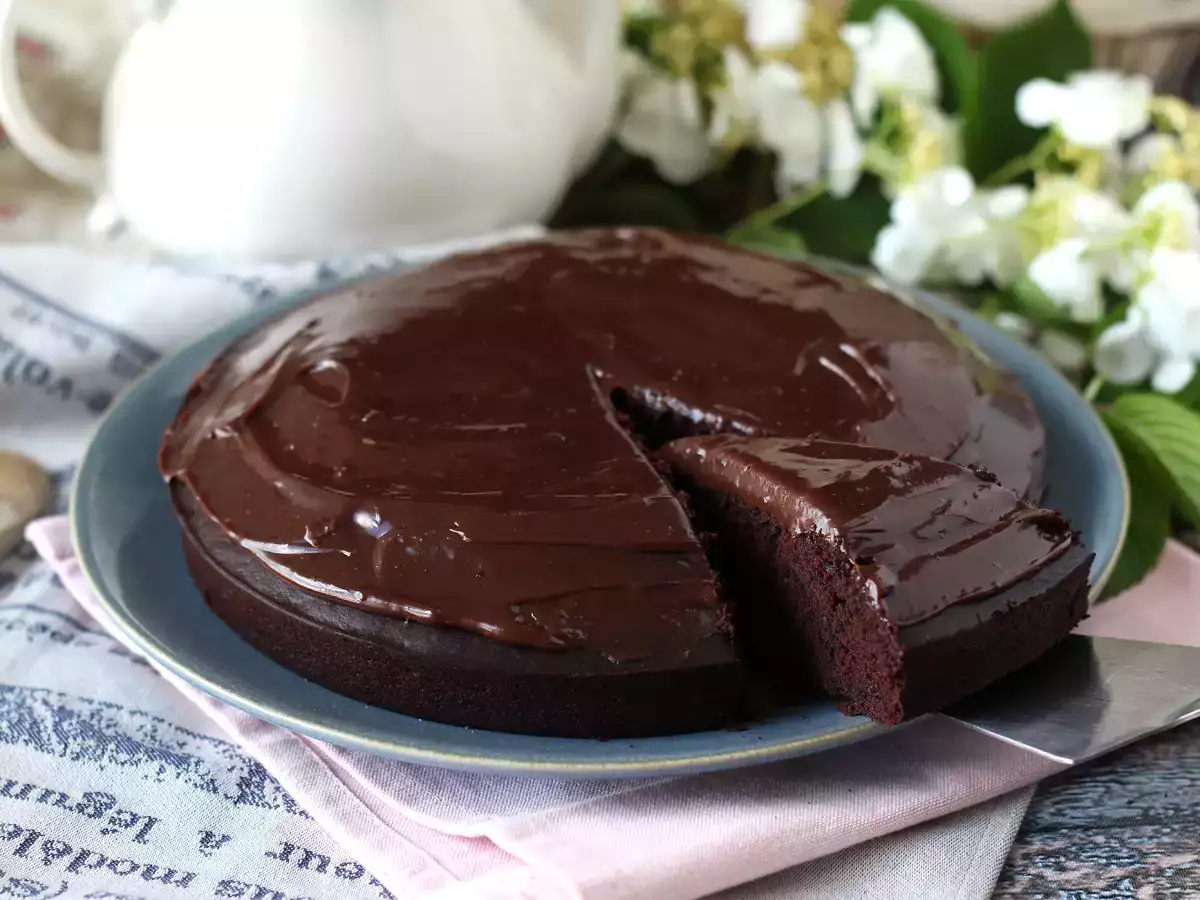 Αφράτο κέικ Nega Maluca με γλάσο brigadeiro - φωτογραφία 5
