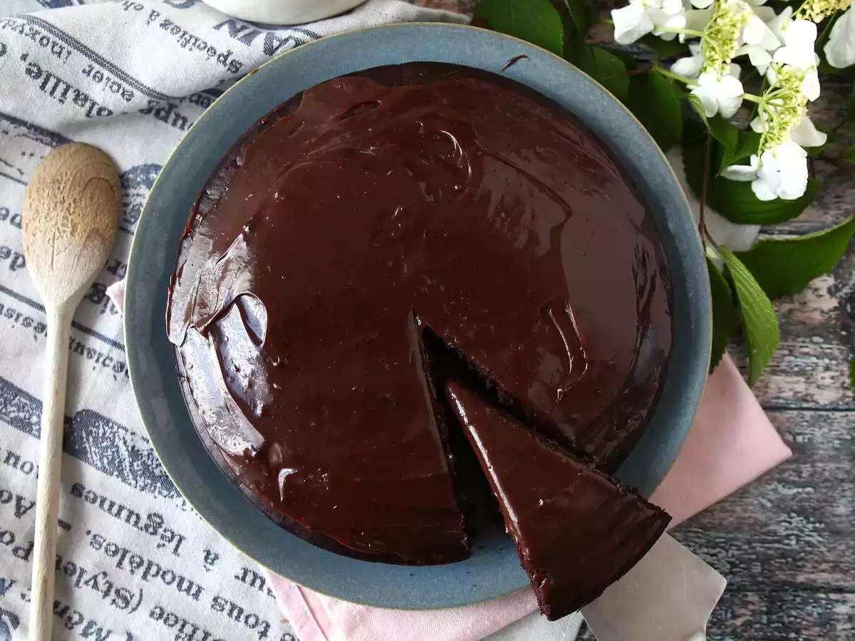 Αφράτο κέικ Nega Maluca με γλάσο brigadeiro - φωτογραφία 6