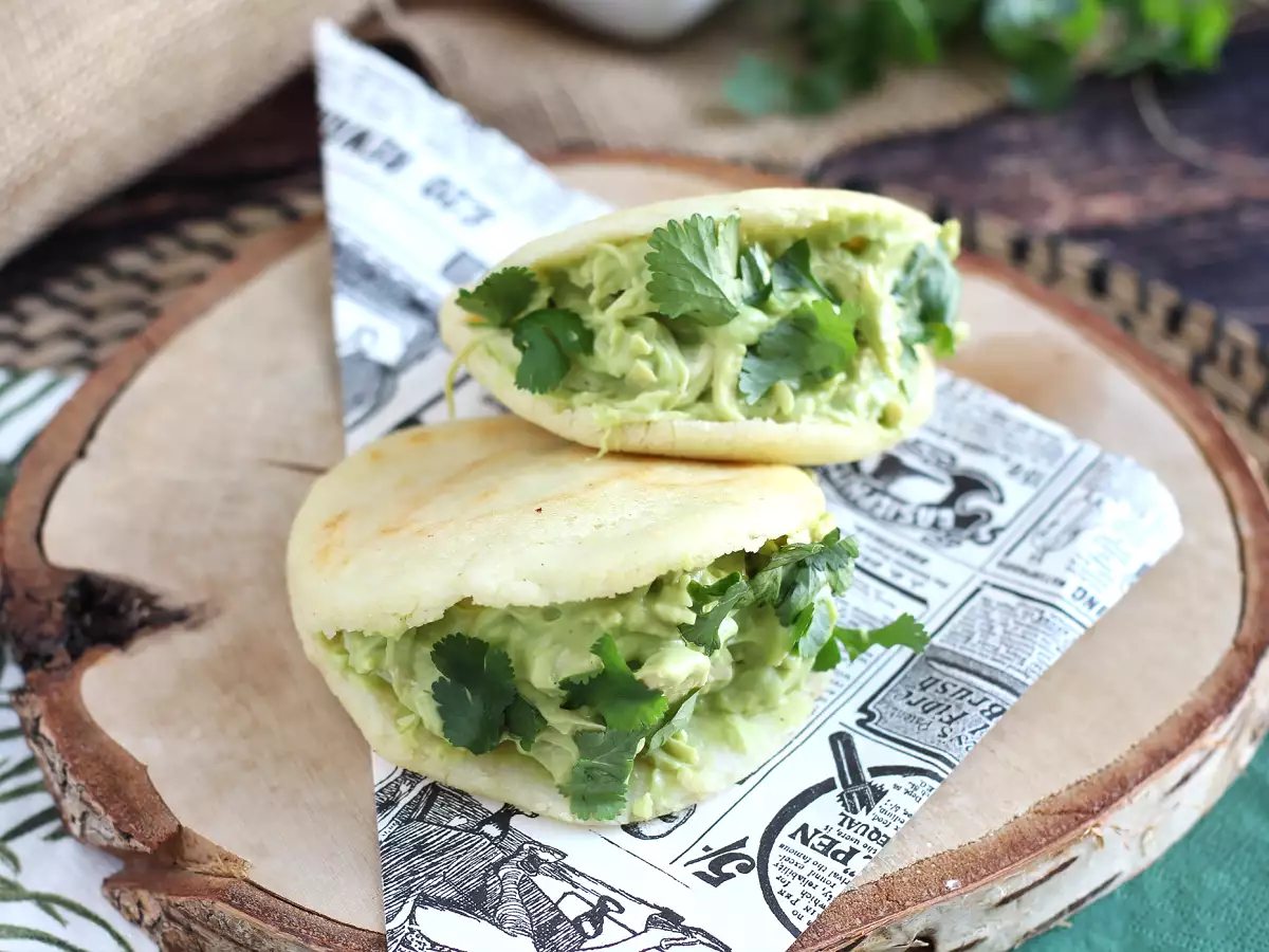 Arepas από τη Βενεζουέλα με κοτόπουλο και αβοκάντο - Reina Pepiada - φωτογραφία 2