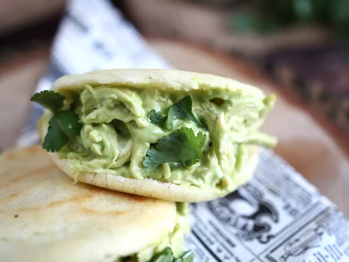 Arepas από τη Βενεζουέλα με κοτόπουλο και αβοκάντο - Reina Pepiada - φωτογραφία 3