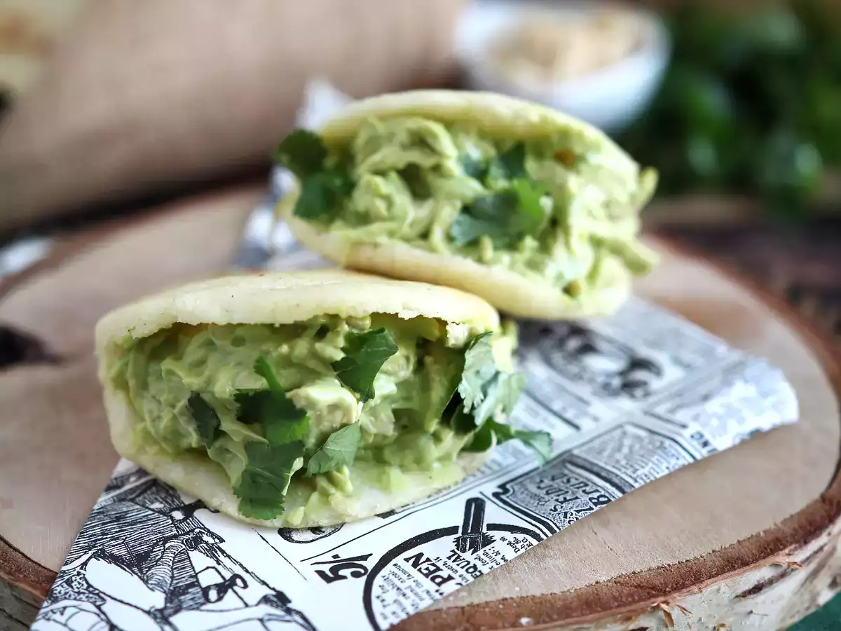 Arepas από τη Βενεζουέλα με κοτόπουλο και αβοκάντο - Reina Pepiada - φωτογραφία 4