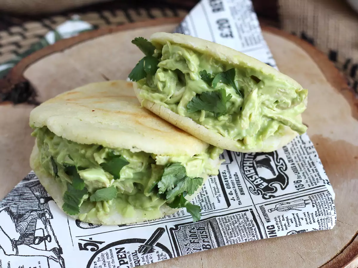 Arepas από τη Βενεζουέλα με κοτόπουλο και αβοκάντο - Reina Pepiada - φωτογραφία 5