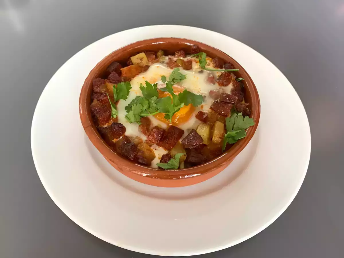 Αυγά τύπου Flamenco με πατάτες και λουκάνικο chorizo - φωτογραφία 2