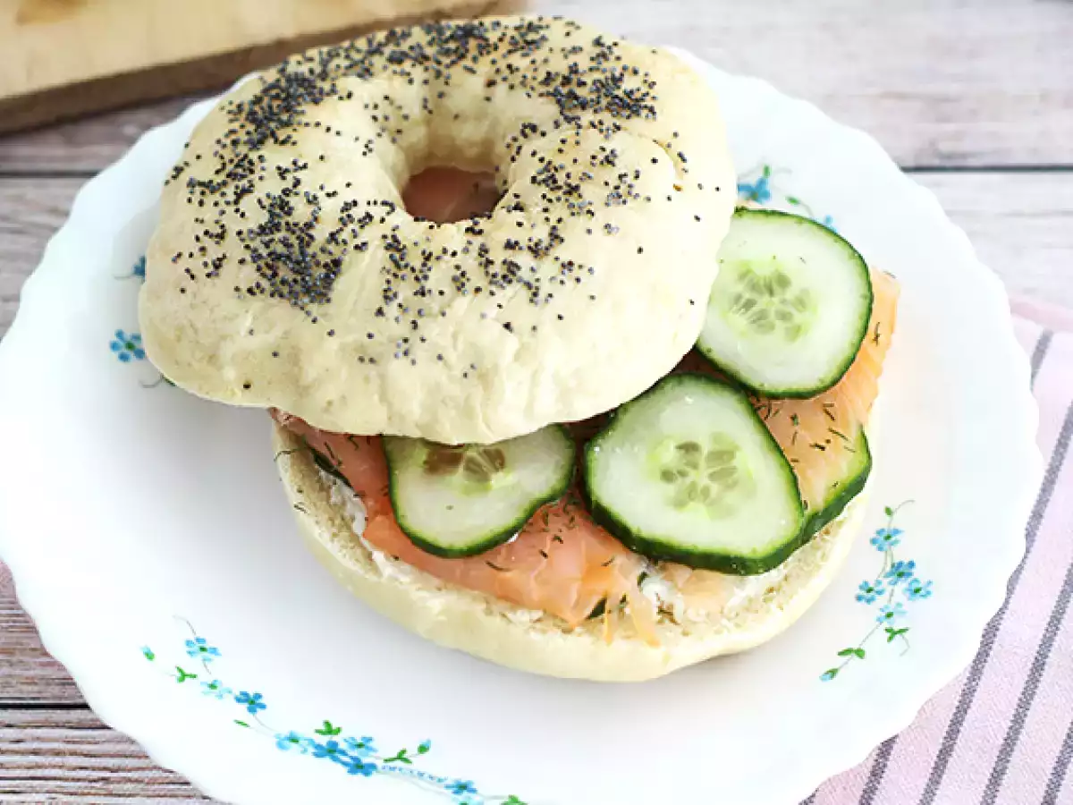 Bagel με σολομό, αγγούρι και fromage frais