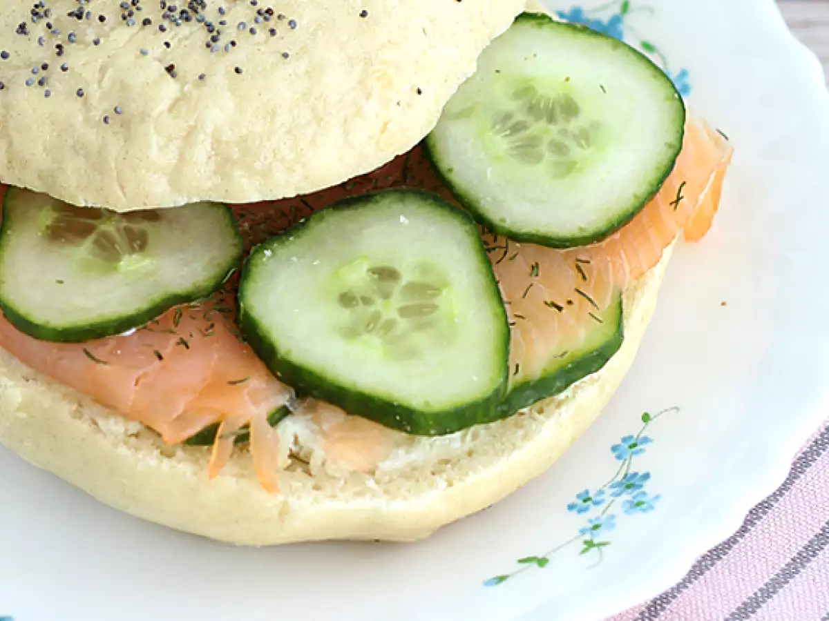 Bagel με σολομό, αγγούρι και fromage frais - φωτογραφία 2