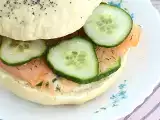 Bagel με σολομό, αγγούρι και fromage frais, φωτογραφία 1