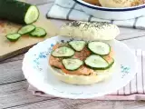 Bagel με σολομό, αγγούρι και fromage frais, φωτογραφία 2