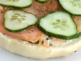 Bagel με σολομό, αγγούρι και fromage frais, φωτογραφία 3