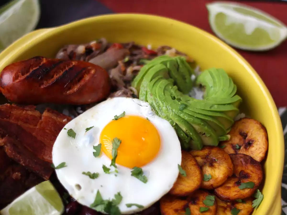 Bandeja Paisa, το κολομβιανό πιάτο γεμάτο γεύση και παράδοση - φωτογραφία 2