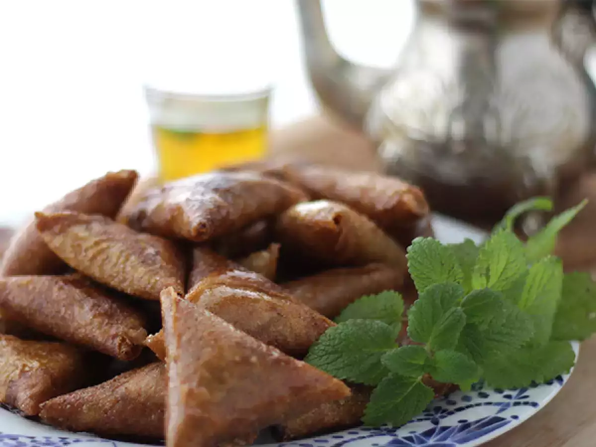 Briouats με αμύγδαλα, μικρά ανατολίτικα γλυκά