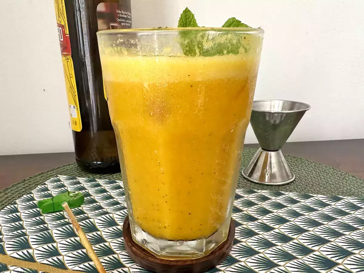 Caipirinha de maracujá batida: Η πιο κρεμώδης και δροσιστική εκδοχή του κλασικού βραζιλιάνικου ποτού.