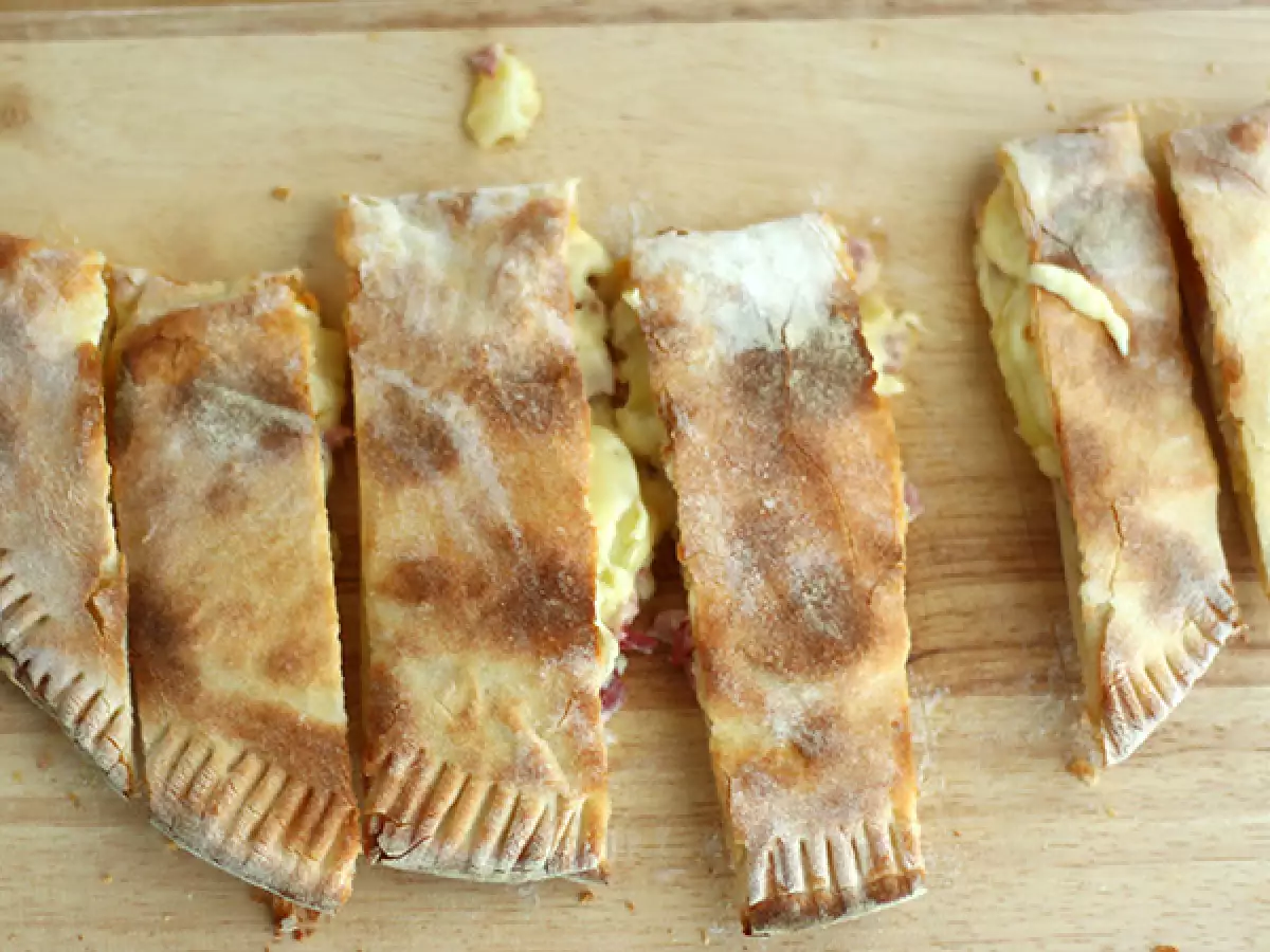 Chausson με raclette, calzone Savoyard - φωτογραφία 2