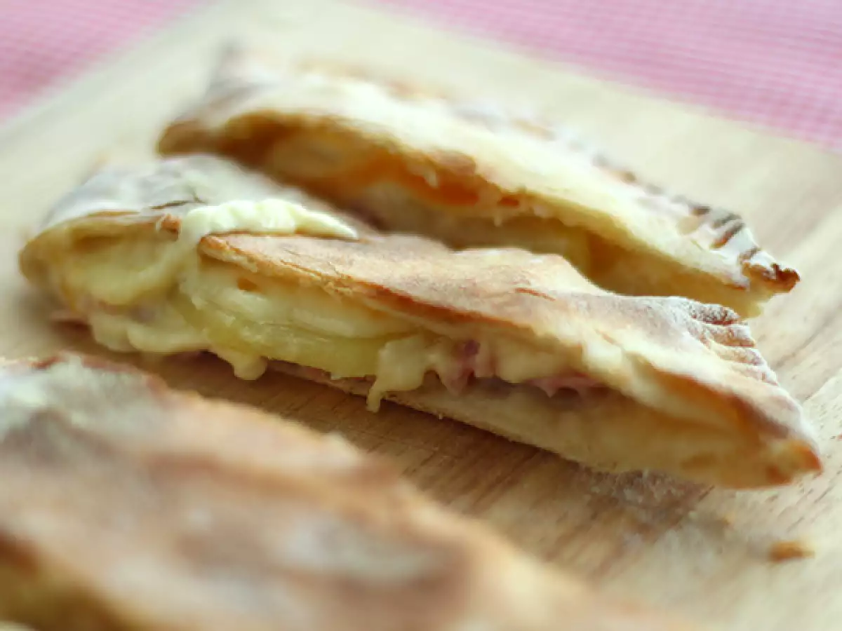 Chausson με raclette, calzone Savoyard - φωτογραφία 3