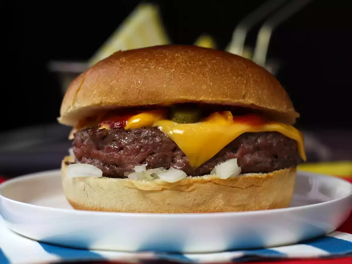 Cheeseburger, το διάσημο μπιφτέκι που όλοι αγαπούν!