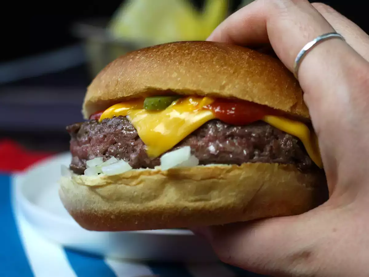 Cheeseburger, το διάσημο μπιφτέκι που όλοι αγαπούν! - φωτογραφία 4