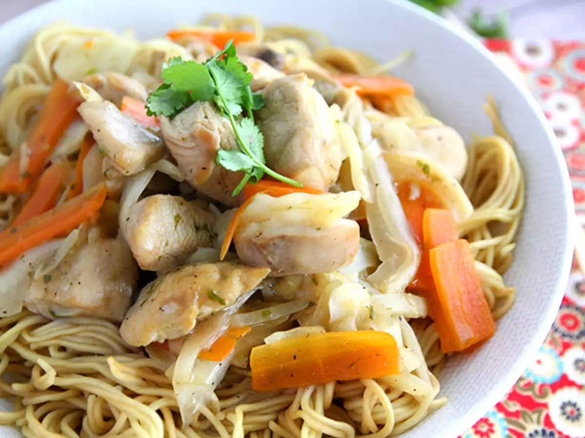 Chow mein (chao men), κινέζικα ζυμαρικά με κοτόπουλο και λαχανικά - φωτογραφία 2