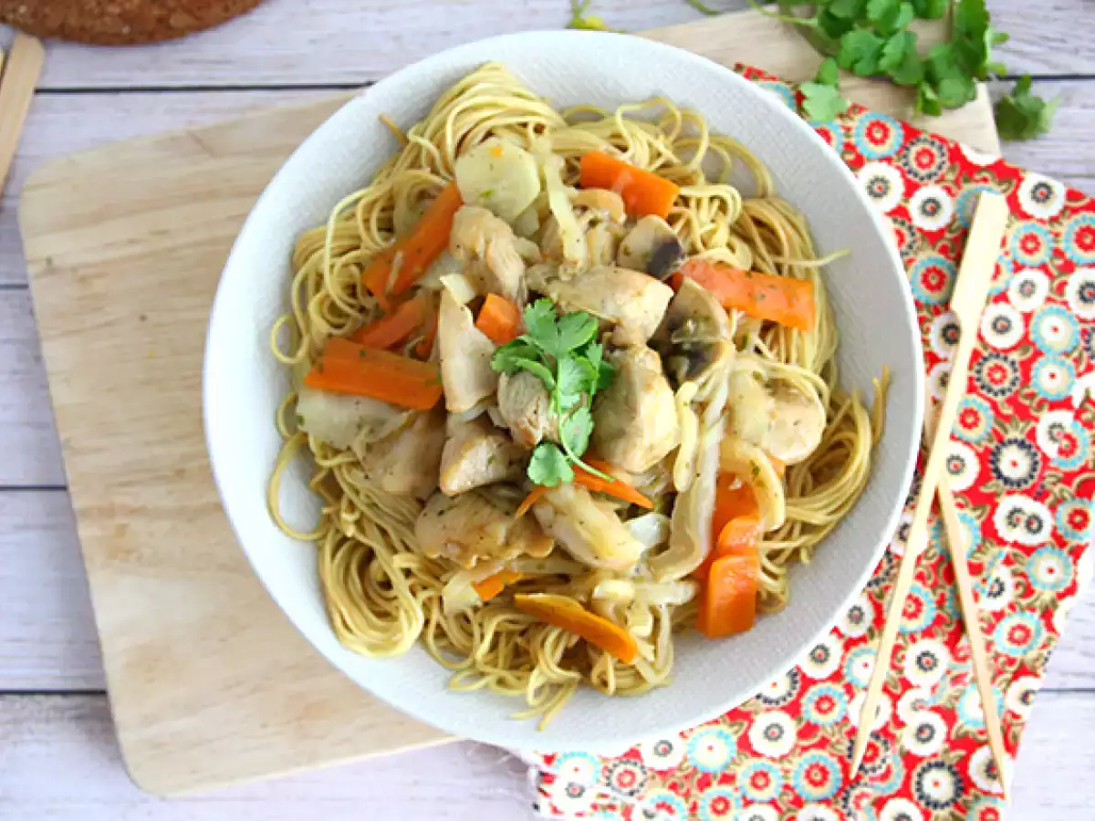 Chow mein (chao men), κινέζικα ζυμαρικά με κοτόπουλο και λαχανικά - φωτογραφία 3