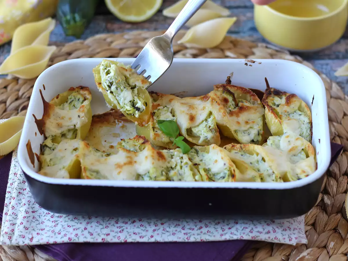 Conchiglioni γεμιστά με ρικότα, κολοκυθάκια και λεμόνι: κρεμώδη και ογκρατέν στο φούρνο - φωτογραφία 2