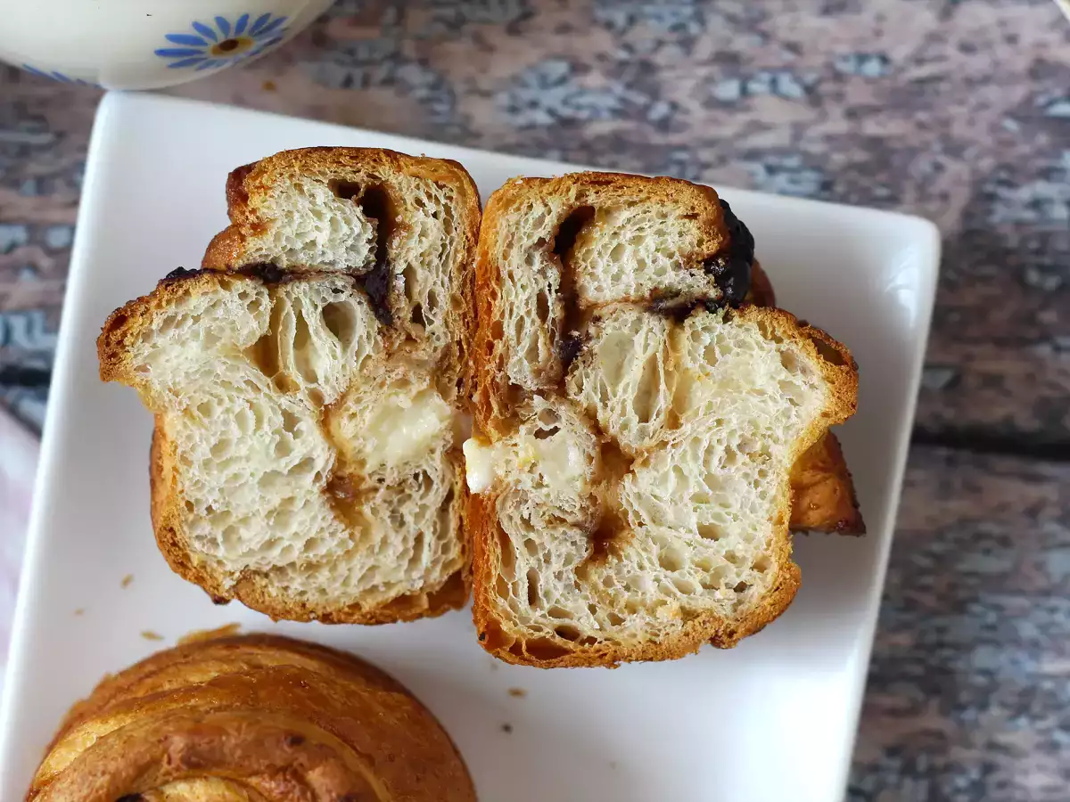 Cruffins, ο συνδυασμός κρουασάν και μάφιν, με κρέμα και σοκολάτα - φωτογραφία 2