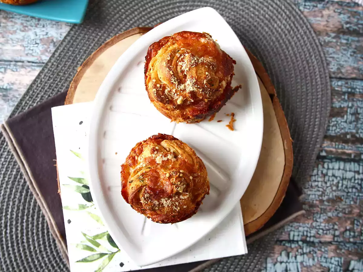Cruffins, ο συνδυασμός κρουασάν και μάφιν, στην προκειμένη περίπτωση αλατισμένα με παρμεζάνα και μοτσαρέλα. - φωτογραφία 2