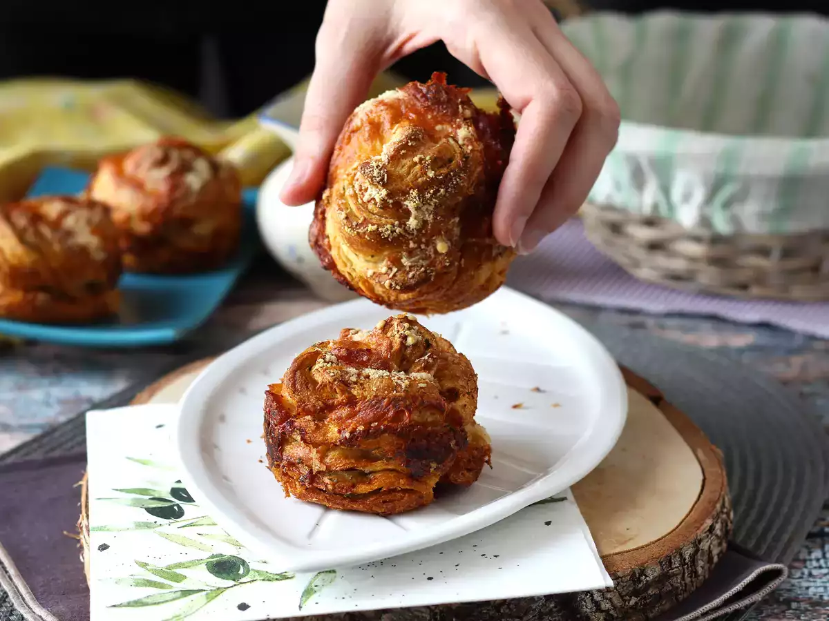Cruffins, ο συνδυασμός κρουασάν και μάφιν, στην προκειμένη περίπτωση αλατισμένα με παρμεζάνα και μοτσαρέλα. - φωτογραφία 3