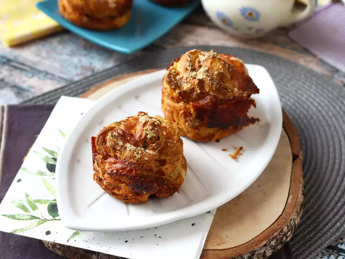 Cruffins, ο συνδυασμός κρουασάν και μάφιν, στην προκειμένη περίπτωση αλατισμένα με παρμεζάνα και μοτσαρέλα. - φωτογραφία 4