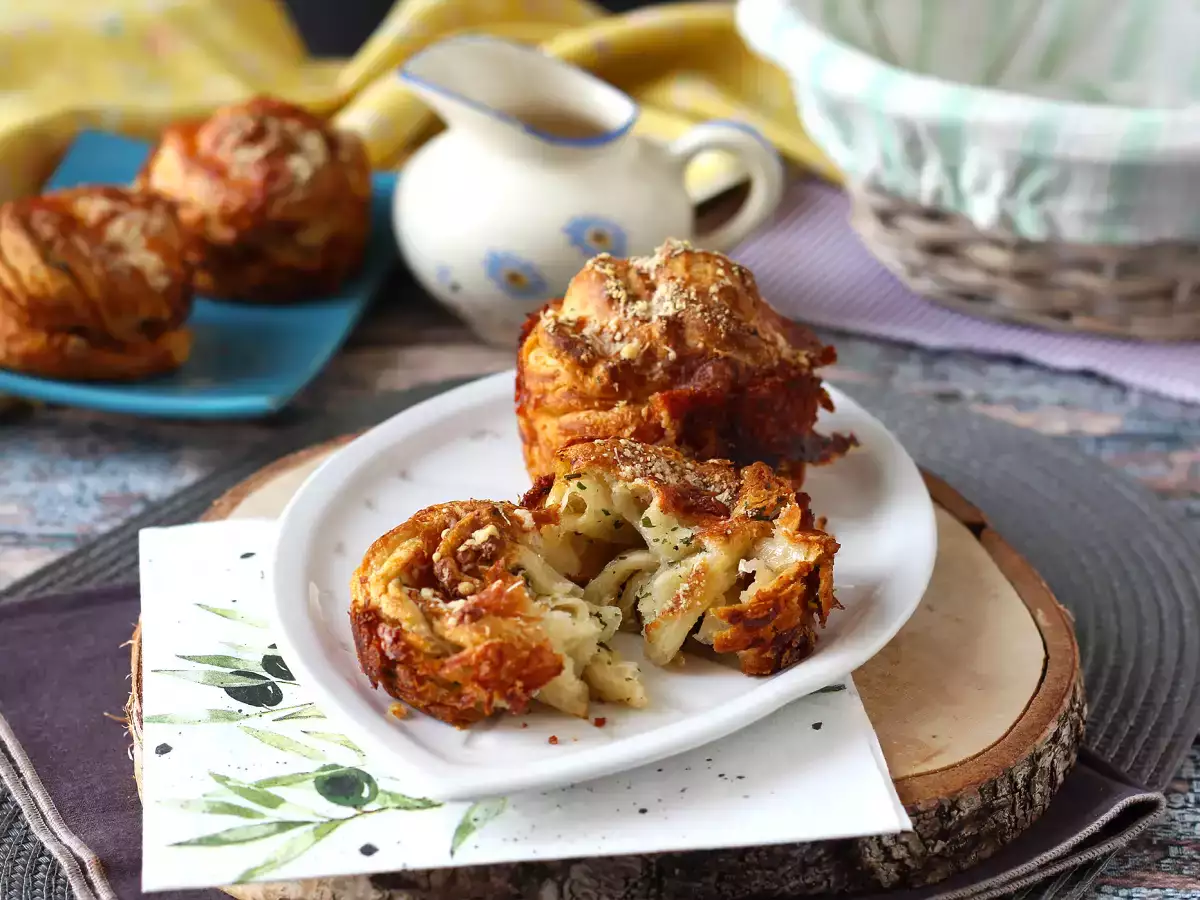 Cruffins, ο συνδυασμός κρουασάν και μάφιν, στην προκειμένη περίπτωση αλατισμένα με παρμεζάνα και μοτσαρέλα. - φωτογραφία 5