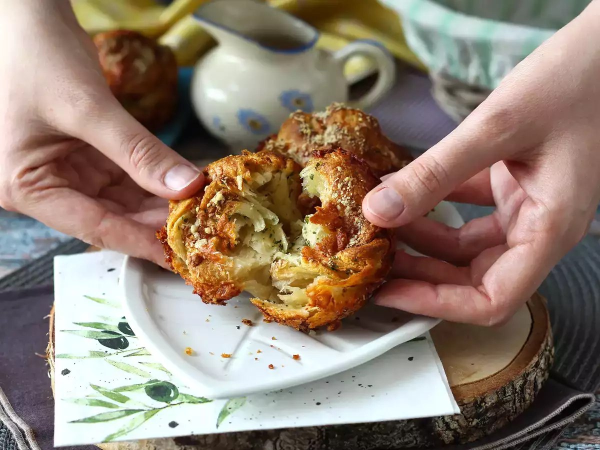 Cruffins, ο συνδυασμός κρουασάν και μάφιν, στην προκειμένη περίπτωση αλατισμένα με παρμεζάνα και μοτσαρέλα. - φωτογραφία 6