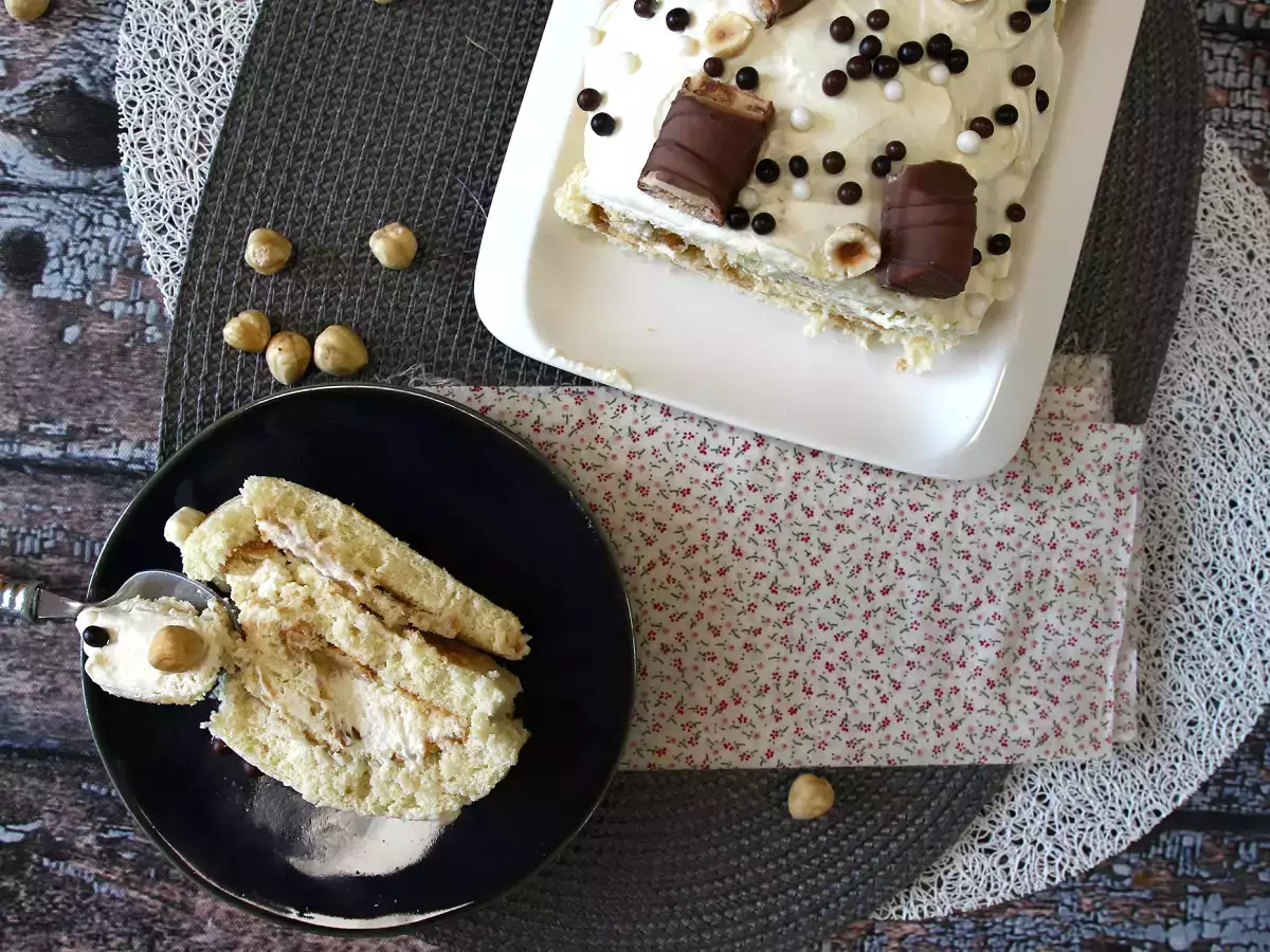 Εύκολο ρολό με γεύση Kinder Bueno, ιδανικό για τούρτα γενεθλίων ή χριστουγεννιάτικο κούτσουρο! - φωτογραφία 2