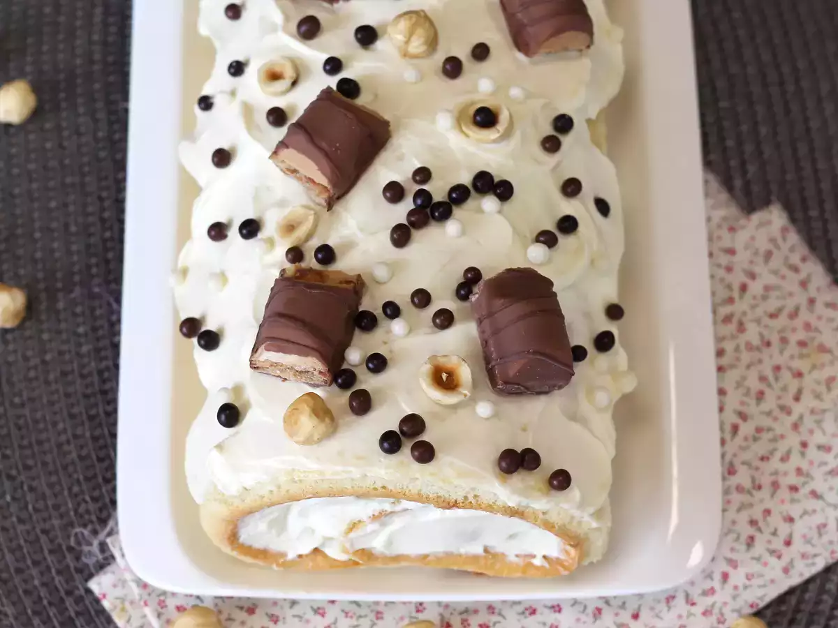 Εύκολο ρολό με γεύση Kinder Bueno, ιδανικό για τούρτα γενεθλίων ή χριστουγεννιάτικο κούτσουρο! - φωτογραφία 3