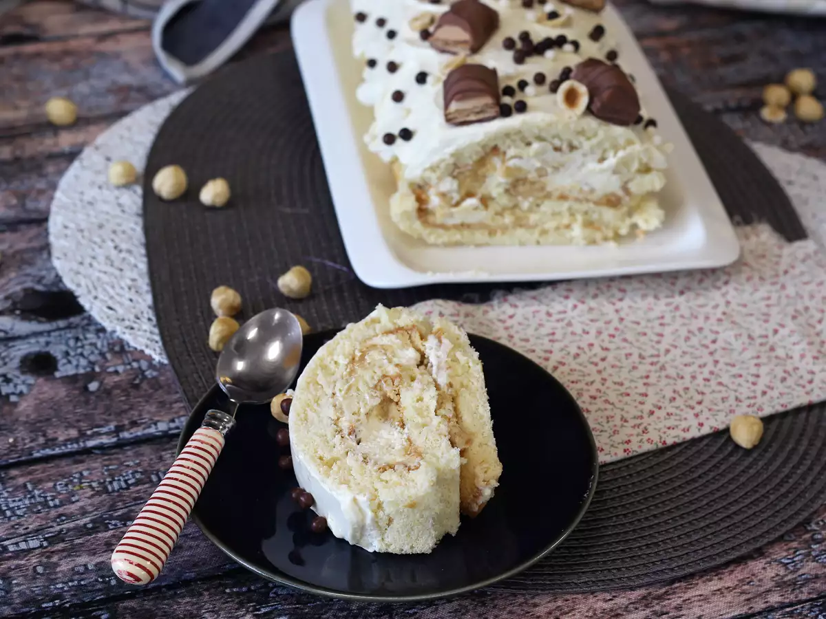 Εύκολο ρολό με γεύση Kinder Bueno, ιδανικό για τούρτα γενεθλίων ή χριστουγεννιάτικο κούτσουρο! - φωτογραφία 5