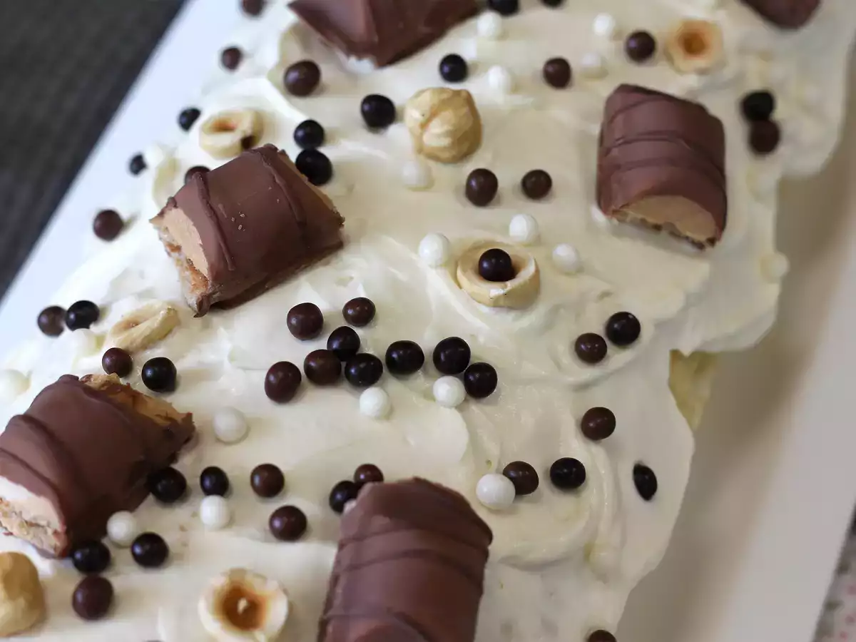 Εύκολο ρολό με γεύση Kinder Bueno, ιδανικό για τούρτα γενεθλίων ή χριστουγεννιάτικο κούτσουρο! - φωτογραφία 7