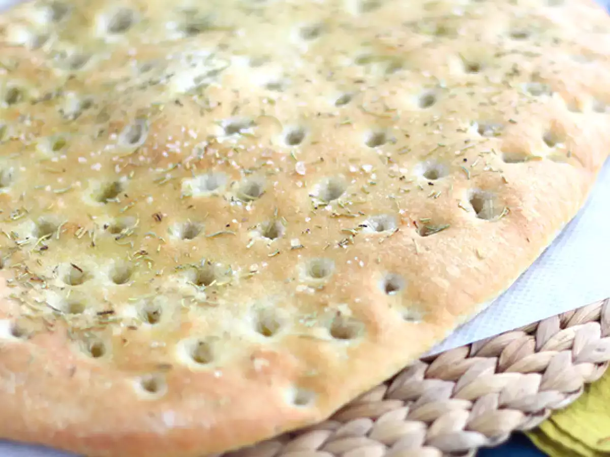 Focaccia, ιταλικό ψωμί με δεντρολίβανο - φωτογραφία 2