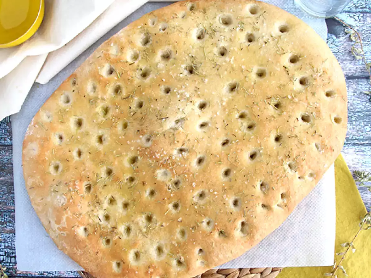 Focaccia, ιταλικό ψωμί με δεντρολίβανο - φωτογραφία 3