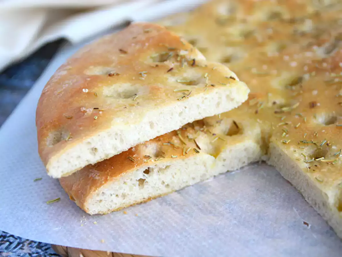 Focaccia, ιταλικό ψωμί με δεντρολίβανο - φωτογραφία 4