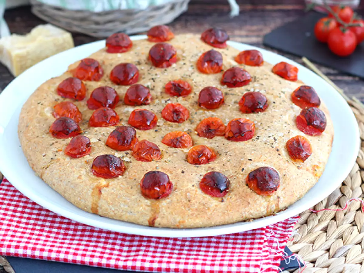 Focaccia με ντοματίνια