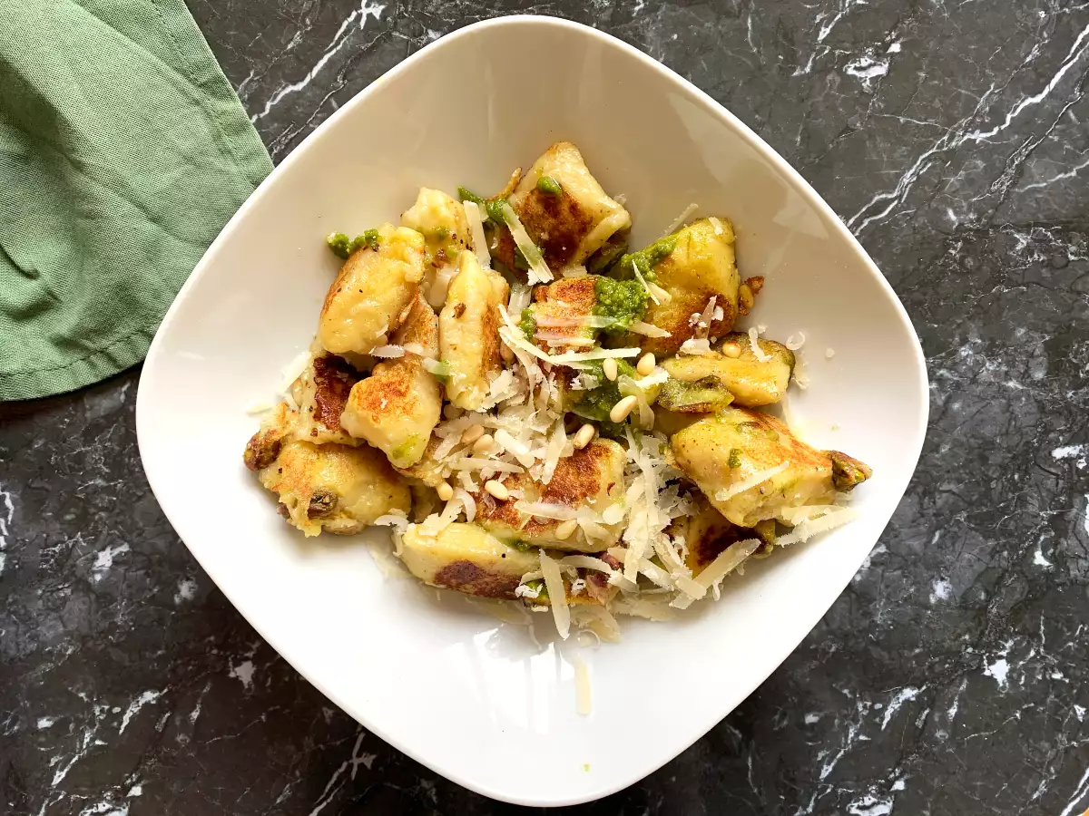 Gnocchi-mozza με πράσινο πέστο