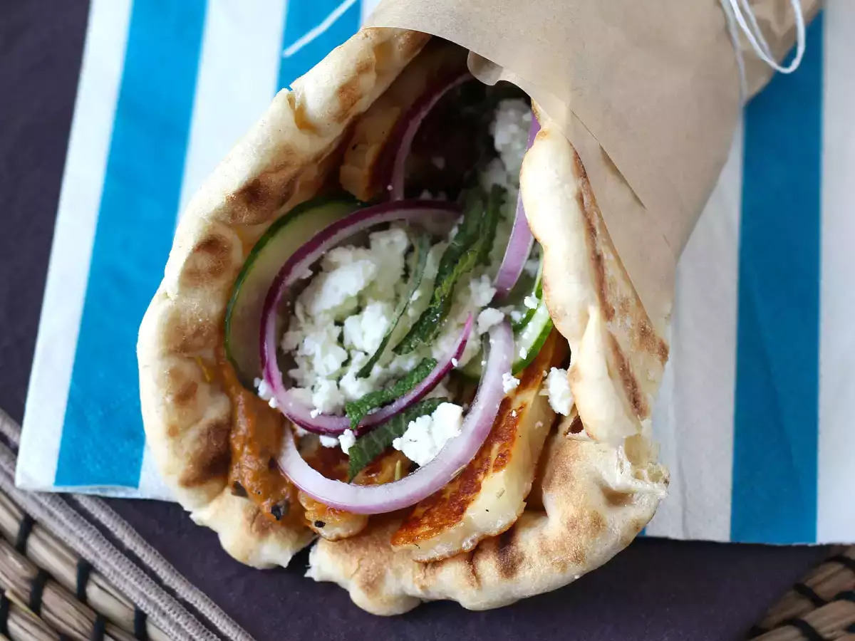 Γύρος με χαλούμι, μια χορτοφαγική εκδοχή του ελληνικού σάντουιτς! - φωτογραφία 3